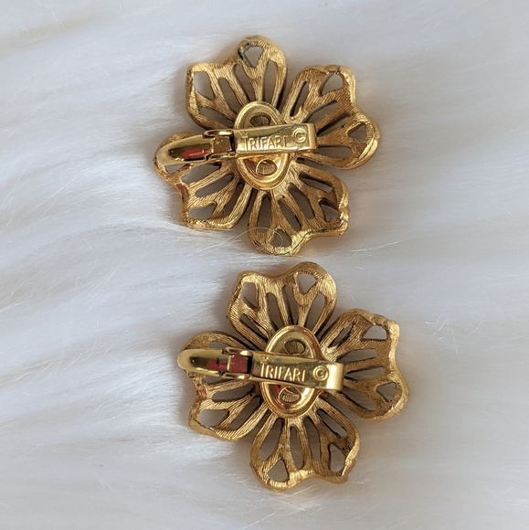 Crown Trifari Vtg Gold Tone White Dogwood Spring Easter Floral Earrings - Picture 5 of 6